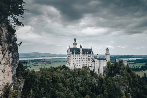 Kasvetli Gökyüzünün Altındaki Neuschwanstein Kalesi Nin Çarpıcı Manzarası — Stok fotoğraf