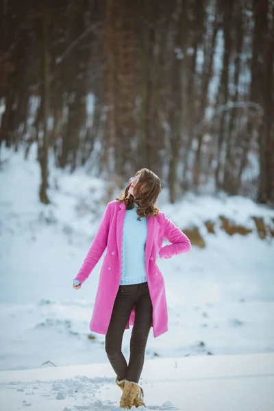 Vertical Shot Stylish Female Wearing Pink Coat Posing Wintertime Forest — стоковое фото