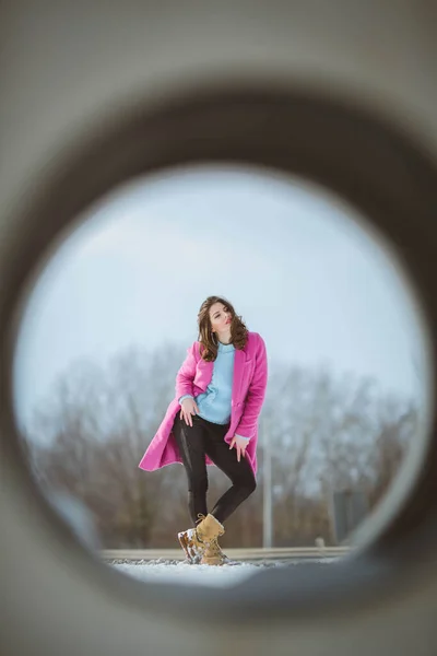 카메라를 포즈를 취하고 분홍색 코트를 매력적 갈색의 구멍을 — 스톡 사진