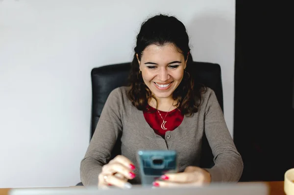 Retrato Una Joven Sonriente Leyendo Escribiendo Por Teléfono Escritorio Oficina —  Fotos de Stock