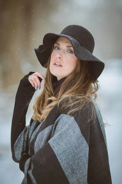 エレガントな黒の帽子と暖かいスカーフで魅力的な自信を持ってボスニアの女性は カメラのポーズ — ストック写真