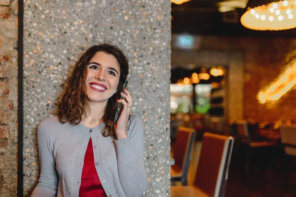 Enfoque Superficial Una Joven Mujer Alegre Hablando Por Teléfono Restaurante —  Fotos de Stock