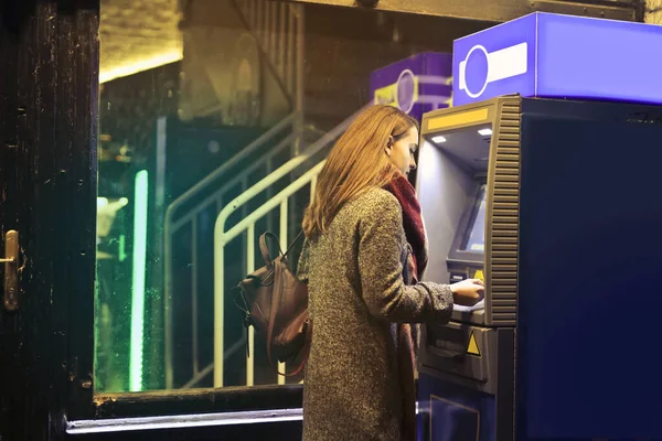 Young European Female Withdrawing Money Credit Card Atm — стоковое фото