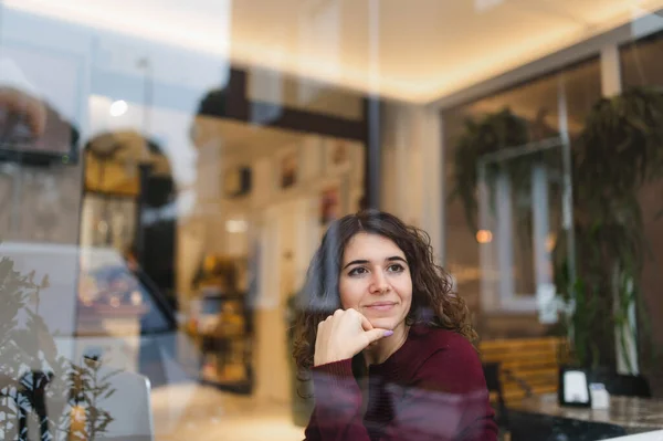 Красивая Молодая Деловая Женщина Сидящая Кафе Окна Перед Компьютером Улыбающаяся — стоковое фото