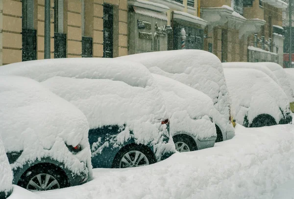 Une Vue Glaciale Des Voitures Couvertes Beaucoup Neige Stationnées Près — Photo