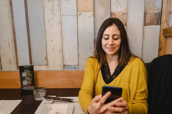 Retrato Una Joven Feliz Sonriendo Teléfono Sentado Restaurante Chino Con —  Fotos de Stock