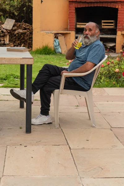 Colpo Verticale Anziano Barbuto Ispanico Che Beve Bicchiere Birra Giardino — Foto Stock
