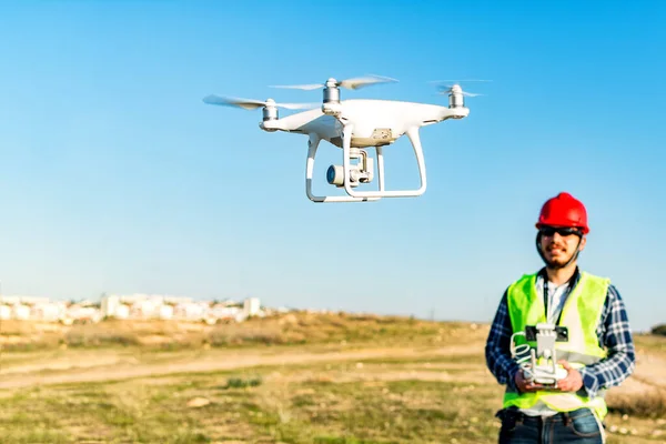 Accent Sélectif Drone Exploité Par Travailleur Construction Caucasien Sur Chantier — Photo