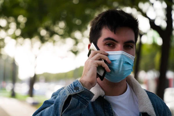 Primer Plano Joven Guapo Con Una Mascarilla Médica Hablando Por — Foto de Stock