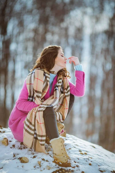겨울날 스카프를 귀여운 코트를 카메라 포즈를 취하는 매력적 머리의 — 스톡 사진