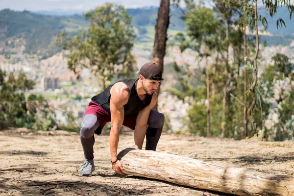 나우르에서 자신의 튼튼하고 근육질의 통나무를 스포츠맨 — 스톡 사진