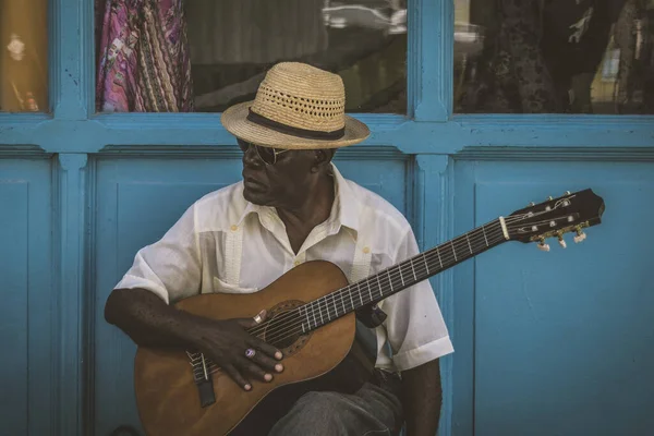 Havana Cuba Aug 2019 Black Skinned Cuban Sitting Playing Acoustic — Stock Photo, Image