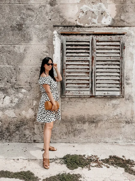 Uma Mulher Caucasiana Confiante Vestido Fluído Pontilhado Polca Óculos Sol — Fotografia de Stock