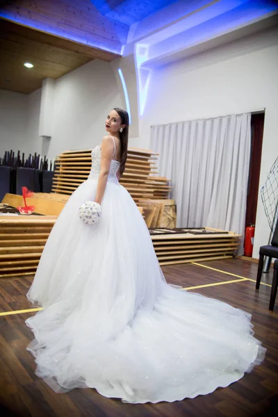 Eine Vertikale Aufnahme Einer Braut Die Ein Luxuskleid Trägt Und — Stockfoto