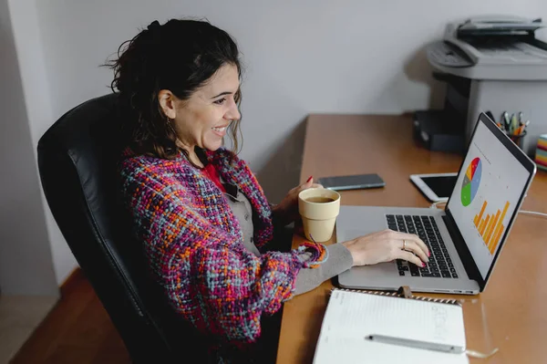 Una Vista Lateral Una Joven Atractiva Mujer Sonriente Trabajando Escritorio —  Fotos de Stock