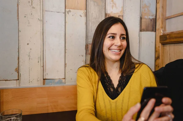 Una Mujer Hispana Sonriente Usando Teléfono Restaurante —  Fotos de Stock