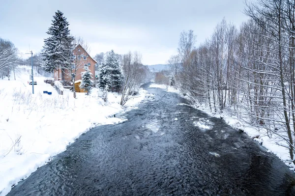 Une Belle Vue Sur Une Maison Près Une Rive Hiver — Photo