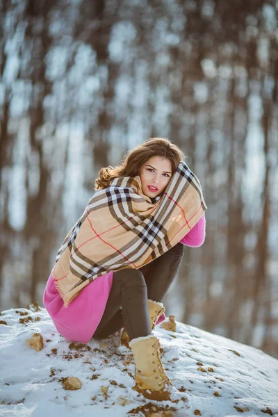 魅力的なブルネット女性でスカーフとかわいいピンクのコートのためにカメラのために冬の日 — ストック写真
