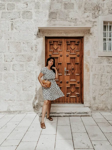 Una Donna Caucasica Fiduciosa Abito Fluido Pois Che Posa Contro — Foto Stock