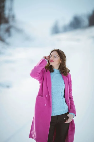 Vertical Shot Stylish Female Wearing Pink Coat Posing Wintertime Forest — 스톡 사진