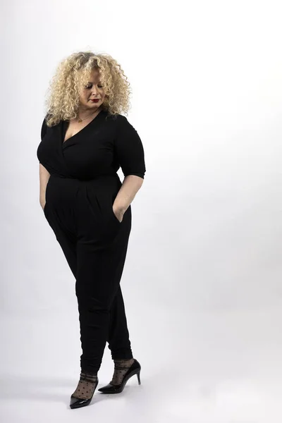 Vertikal Bild Mogen Storlek Kvinnlig Modell Bär Svarta Kläder Vit — Stockfoto