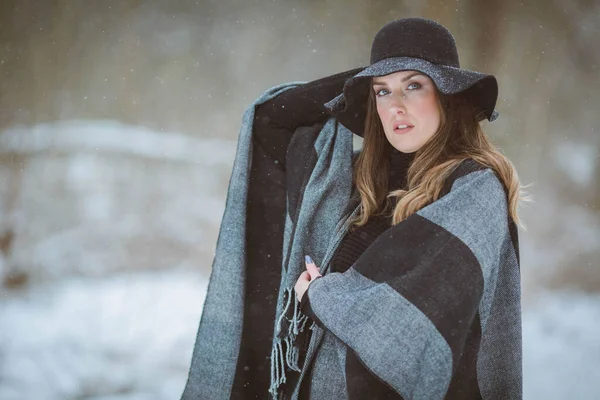 Attraente Donna Bosniaca Fiduciosa Elegante Cappello Nero Calda Sciarpa Posa — Foto Stock