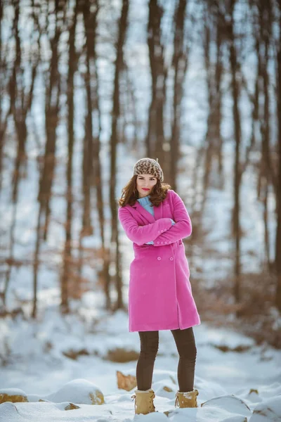 버넷의 매력적 겨울에 카메라 코트의 — 스톡 사진