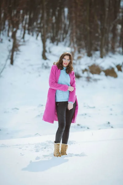 Une Jolie Brune Lunettes Joli Manteau Rose Posant Pour Caméra — Photo