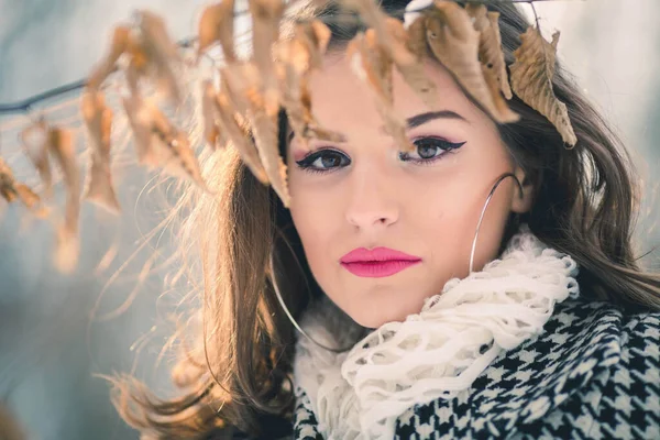 Приваблива Брюнетка Жінка Картатому Пальто Позує Камеру Зимовий День — стокове фото