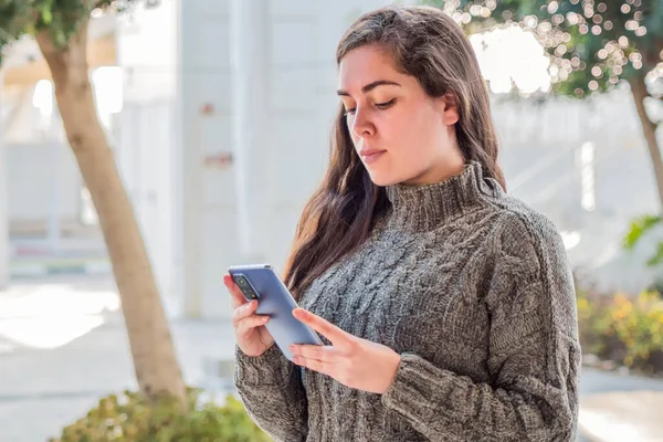 Une Jeune Femme Caucasienne Utilise Son Smartphone Tout Restant Debout — Photo