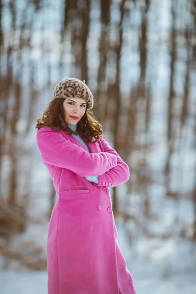 Een Aantrekkelijke Brunette Vrouw Luipaard Baret Roze Jas Poseren Voor — Stockfoto