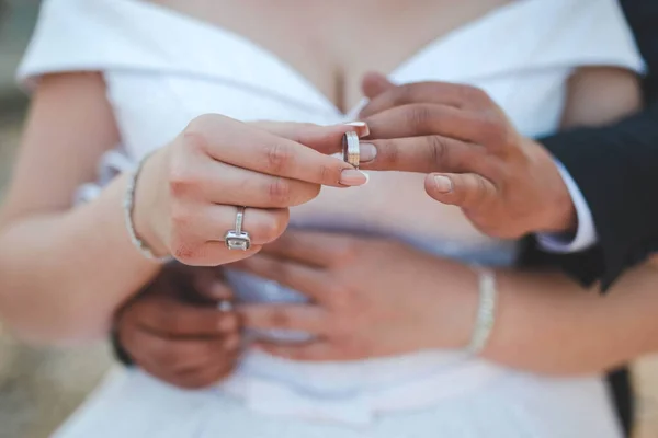 Foco Superficial Casal Recém Casado Abraçando Colocando Anéis Seus Dedos — Fotografia de Stock
