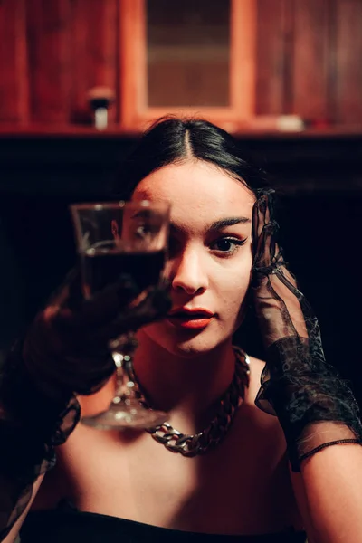 Retrato Uma Jovem Mulher Sexy Segurando Copo Vinho Tinto Usando — Fotografia de Stock