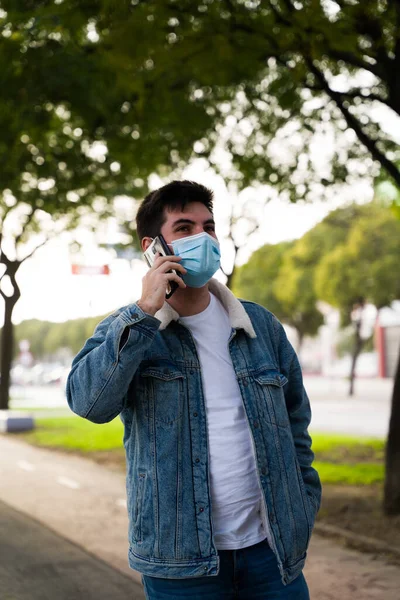 Pohled Boku Mladého Usmívajícího Pohledného Muže Maskou Tváři Jak Mluví — Stock fotografie