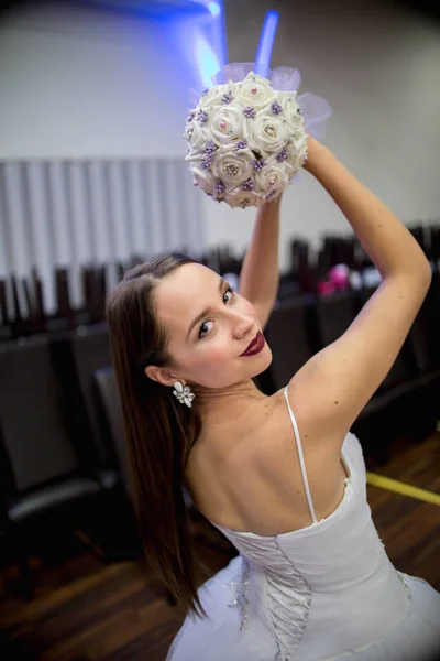 Eine Attraktive Bosnische Braut Mit Einem Blumenstrauß Posiert Für Die — Stockfoto