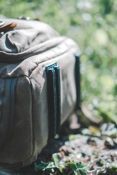 Eine Vertikale Aufnahme Eines Modernen Rucksacks Auf Dem Boden Unter — Stockfoto