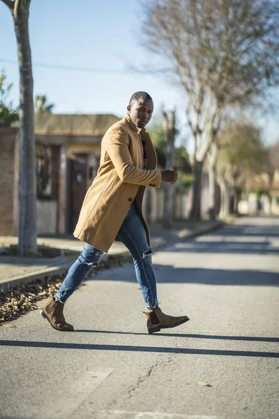 Jovem Negro Moda Vestindo Casaco Marrom Atravessando Rua — Fotografia de Stock