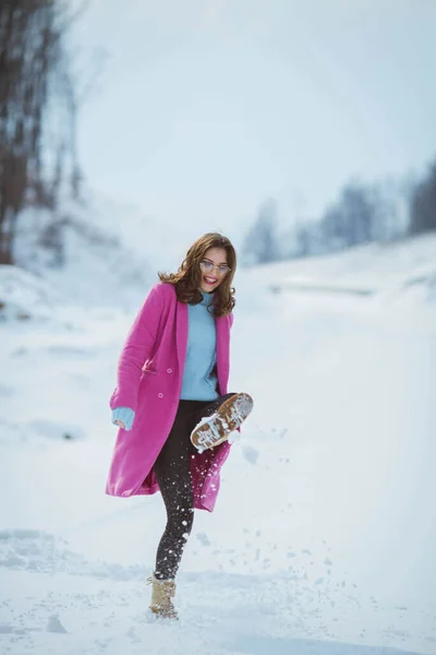 Привлекательная Брюнетка Очках Милое Розовое Пальто Позируют Перед Камерой Зимний — стоковое фото