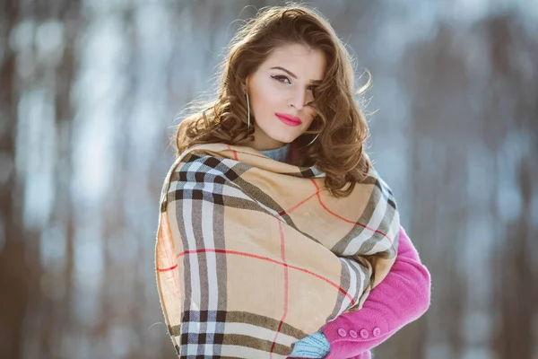 ピンクのコートとスカーフを着た笑顔のブルネットの女性の肖像画 — ストック写真