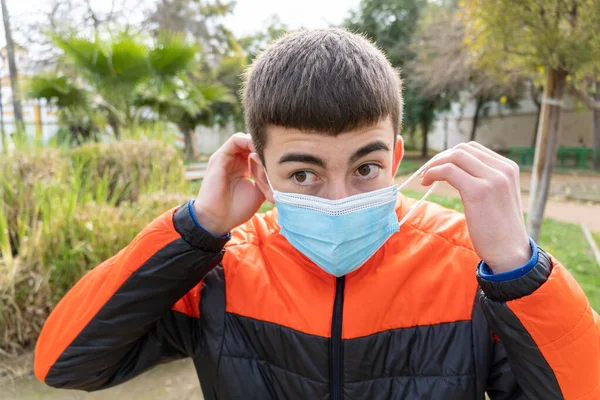 Stockfoto Van Jonge Jongen Die Zijn Gezichtsmasker Het Park Aanpast — Stockfoto