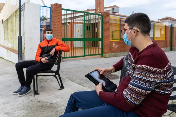 Stock Photo Teenagers Wearing Face Masks Due Covid19 Using Tablet — Stock Photo, Image