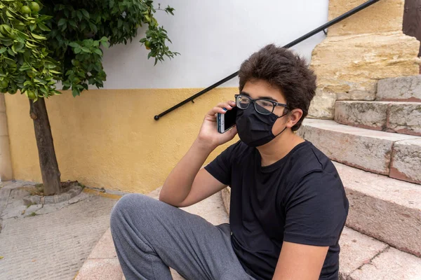 거리에서 통화를 바람에 마스크를 소년의 — 스톡 사진