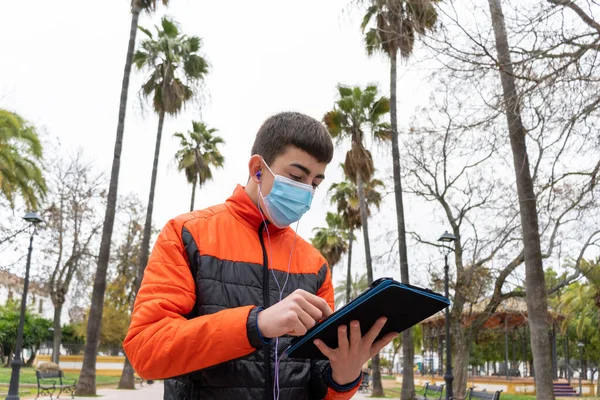 Stockfoto Van Jonge Jongen Met Gezichtsmasker Als Gevolg Van Gezelligheid19 — Stockfoto