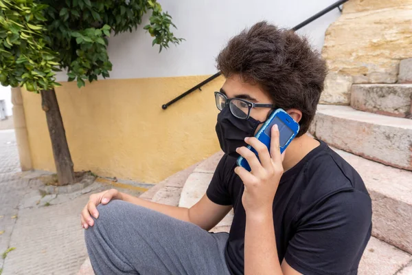 Stockfoto Van Jonge Jongen Met Zwart Gezichtsmasker Als Gevolg Van — Stockfoto