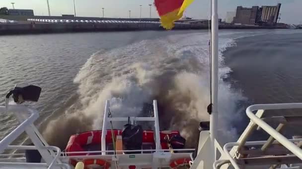 Montar Catamarán Mirando Hacia Atrás Agua Turbulenta Borkum Alemania Barco — Vídeo de stock