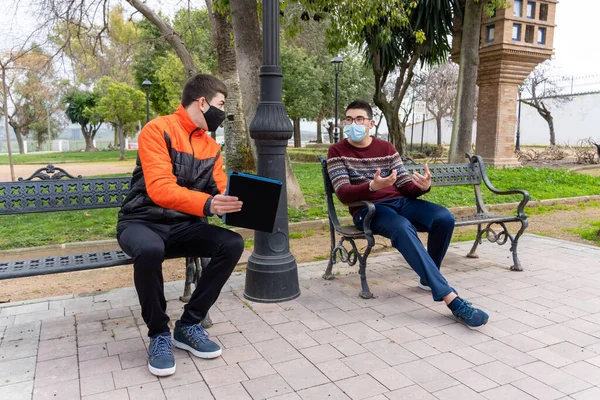 Stock Photo Teenagers Wearing Face Masks Due Covid19 Using Tablet — Stock Photo, Image