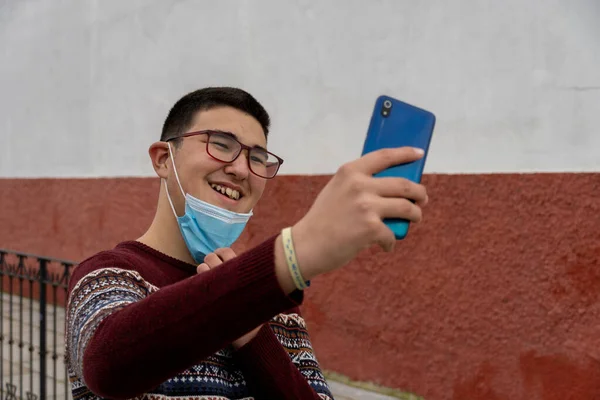 Stockfoto Van Een Gelukkige Jongen Met Gezichtsmasker Als Gevolg Van — Stockfoto