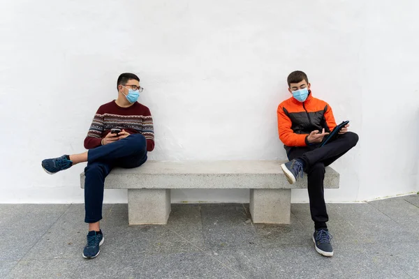 Stock Photo Teenagers Wearing Face Masks Due Covid19 Using Tablet — Stock Photo, Image