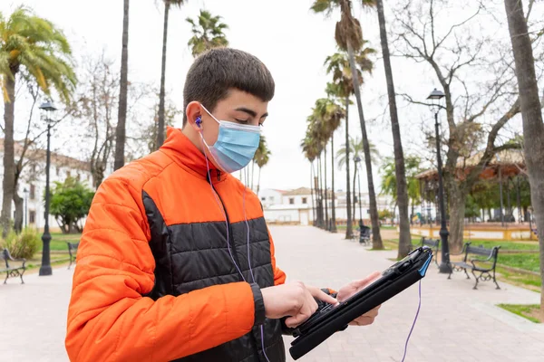 Stockfoto Van Jonge Jongen Met Gezichtsmasker Als Gevolg Van Gezelligheid19 — Stockfoto