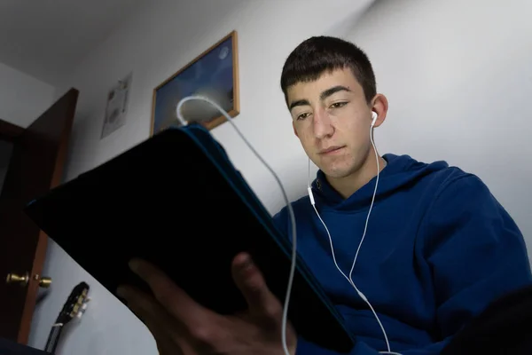 Photo Stock Jeune Garçon Utilisant Une Tablette Écoutant Musique Dans — Photo